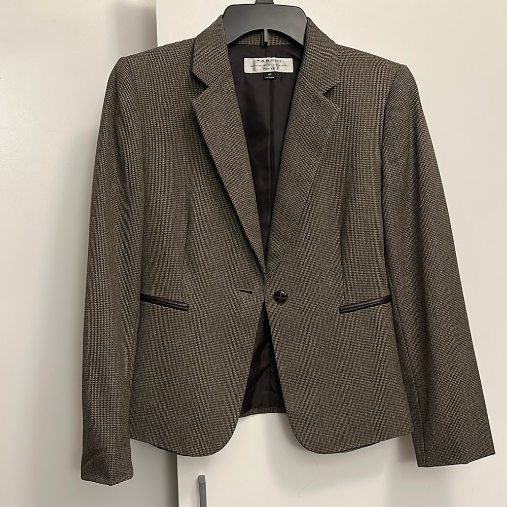 Tahari Brown Blazer with Notched Lapels and Fitted Silhouette